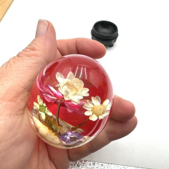Vintage Lucite Egg Paperweight Embedded Dried Flower Seashells With stand - Picture 7 of 12